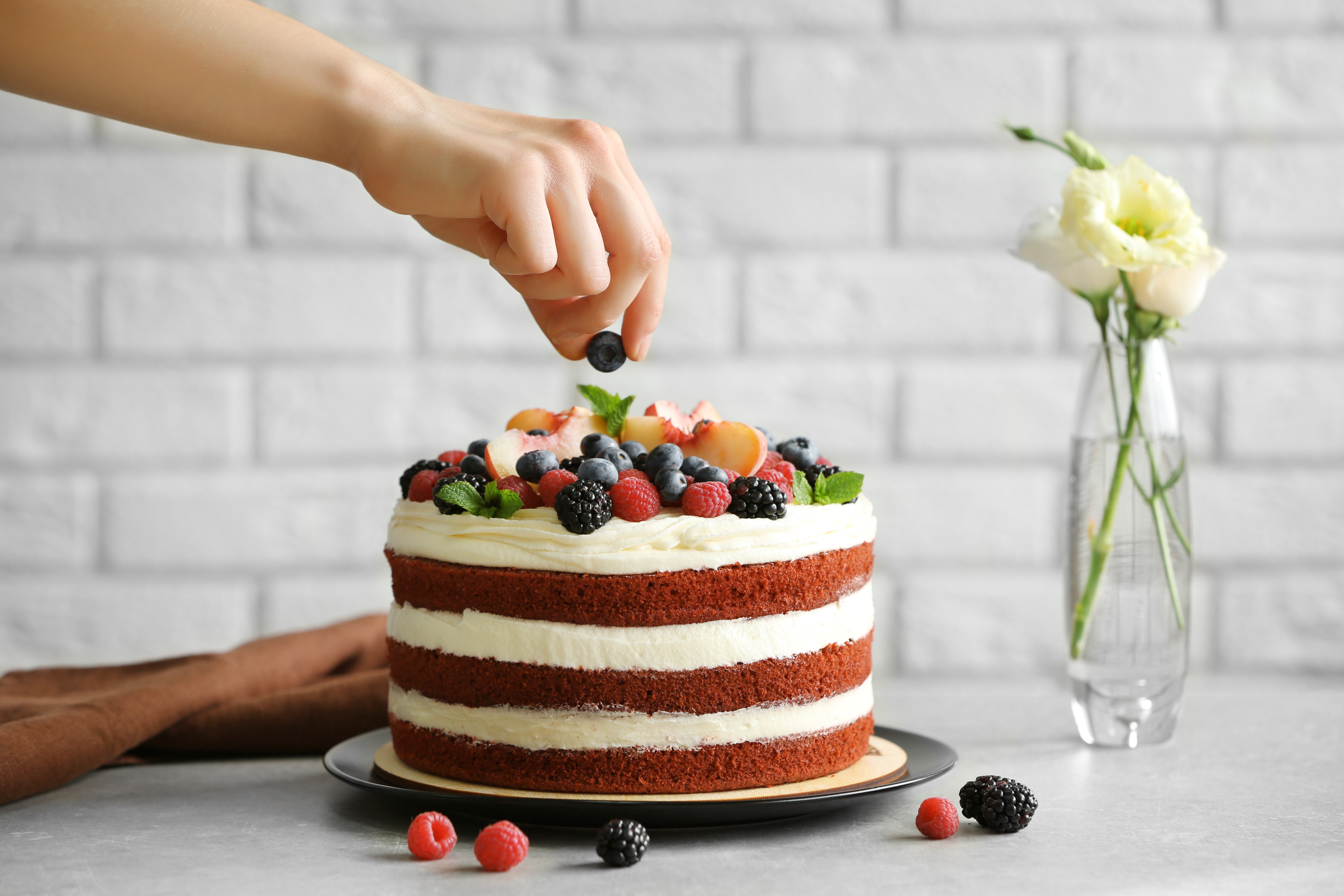 Торты и кулинария cakes cooking. Украшение торта Shutterstock. Украсить торт для женщины. Женщина делает торт Shutterstock. Как называется вещь на которой собирают торт.